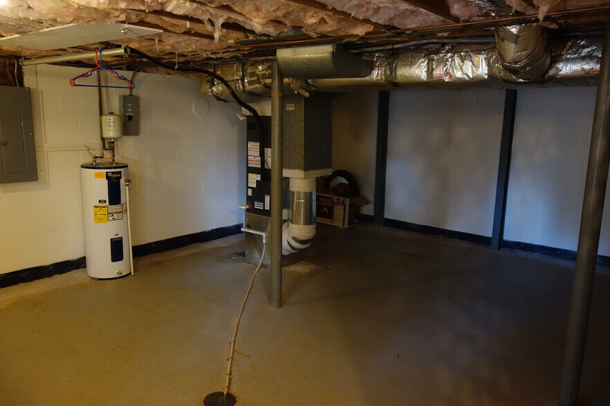 Building Photo - 62 Cherry St