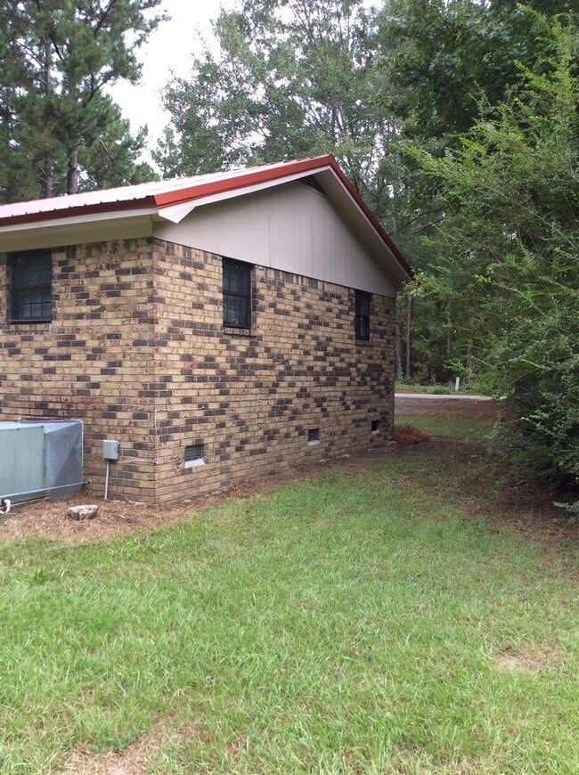 Building Photo - 3 Bedroom Brick Home