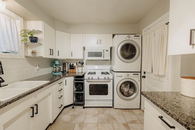 Building Photo - 4960 Hummingbird Ln