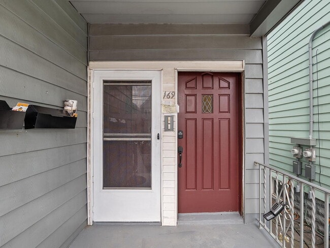 Building Photo - 3-Bedroom Gem with Modern Comfort in Bayonne – 1300 Sq. Ft. of Urban Living!"