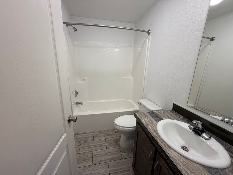 Building Photo - 4 Northglen Dr