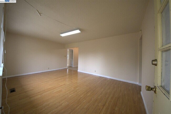 Building Photo - 1345 Kingfisher Way
