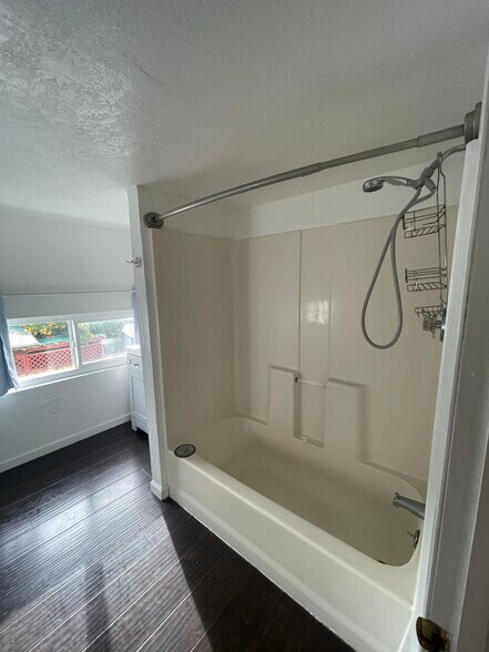 Building Photo - 523 Mitchell Ave