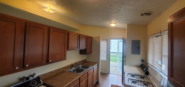 Building Photo - Finleyville 3 Bedroom 1.5 Bath Ranch $1,50...