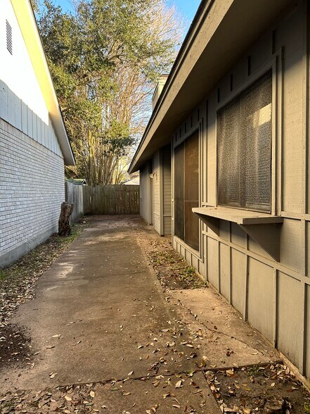 Building Photo - 103 Montego Ct