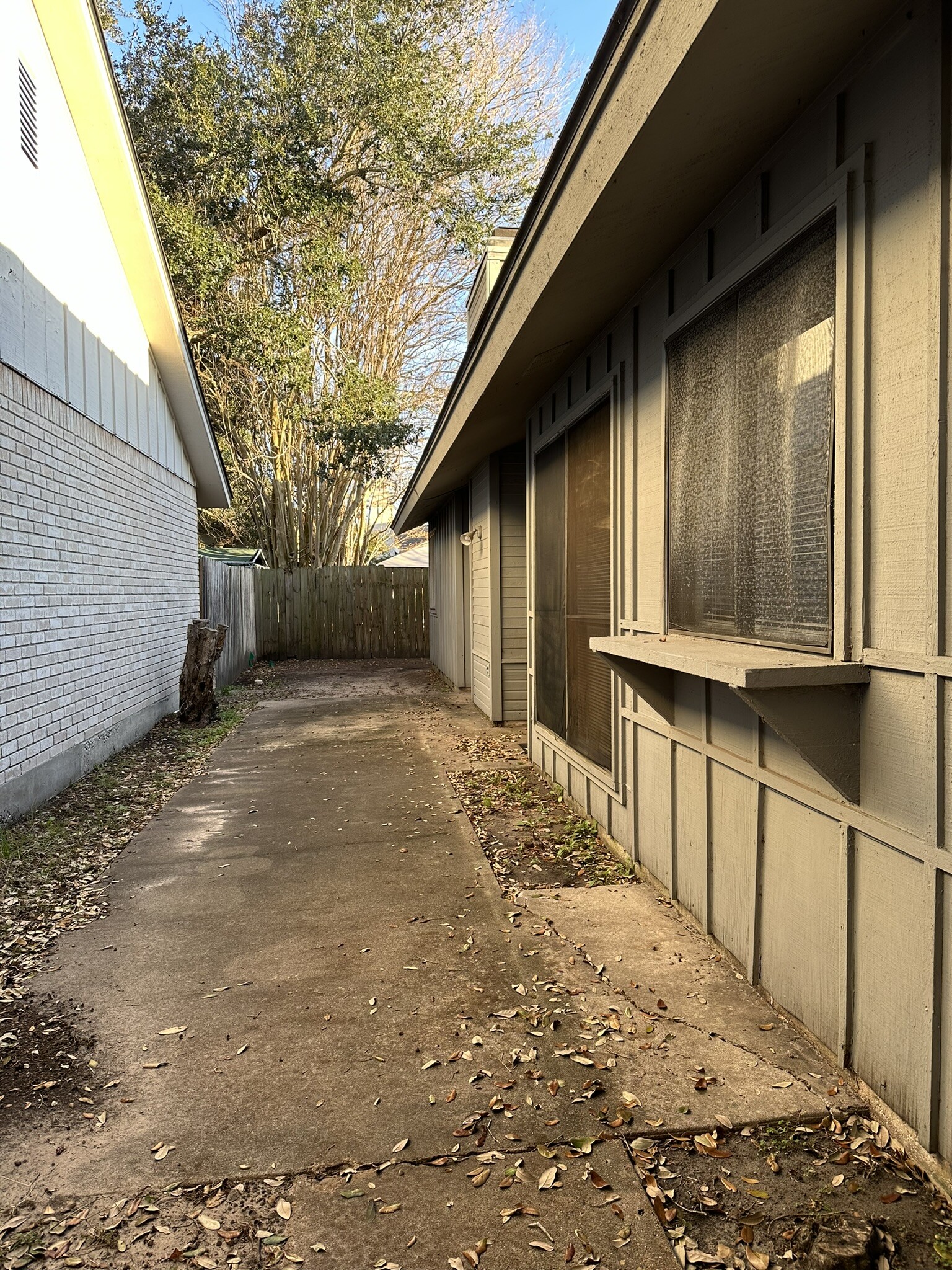 Building Photo - 103 Montego Ct