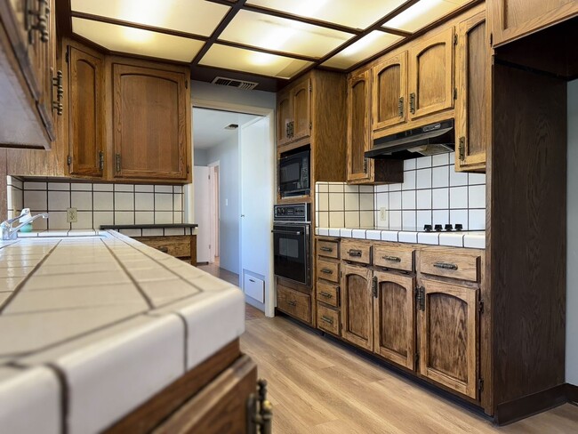 Building Photo - Spacious 2/2 home near shopping