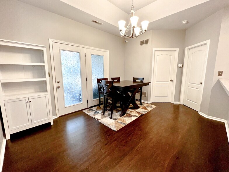 Eat-in - 4001 W Baywood Dr