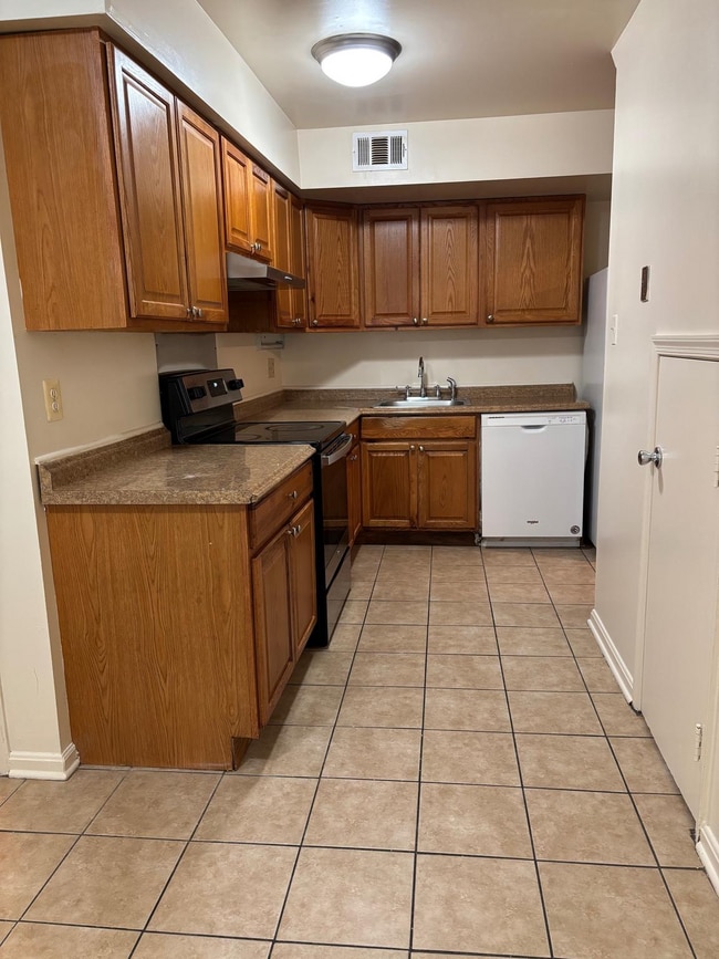 Building Photo - Charming Townhome in Prime Annandale Location