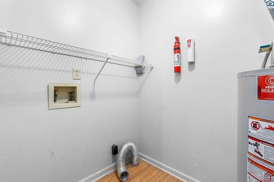 Building Photo - 1907 Roan Dr