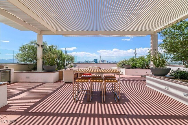 Building Photo - 150 S Las Vegas Blvd