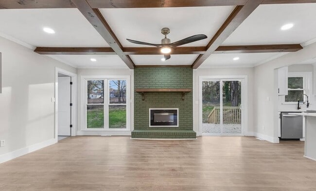 Building Photo - Move in Ready Stunning 4/3 Close To Everything In Greenville!