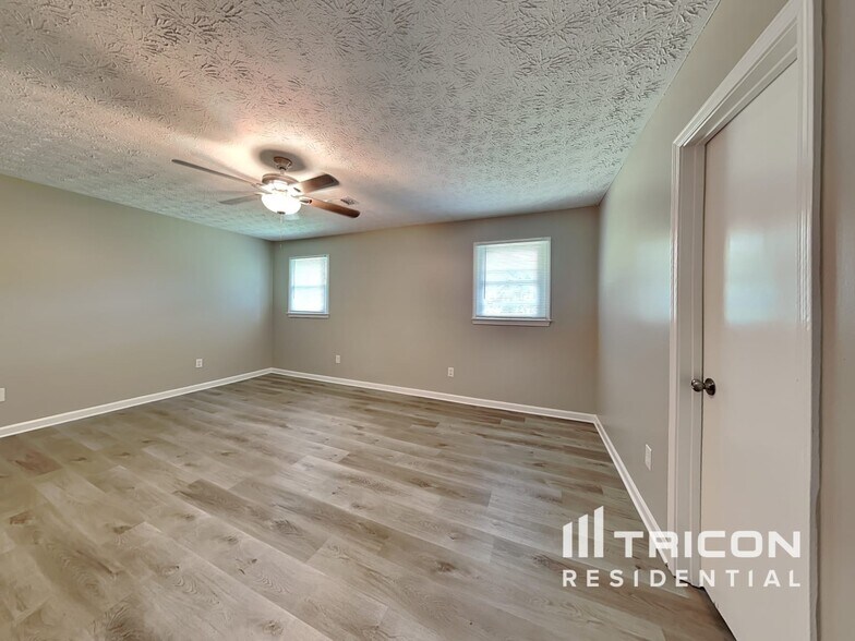 Building Photo - 166 Hill Ln