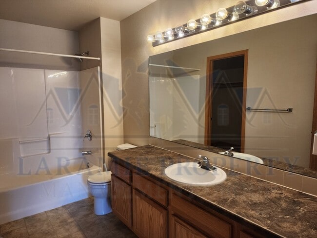 Building Photo - 3 Bed 2 Bath Condo