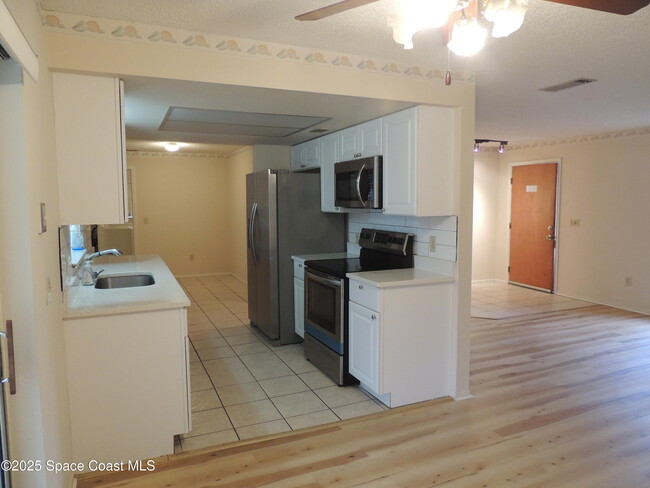 Building Photo - 2049 Ixora Dr W