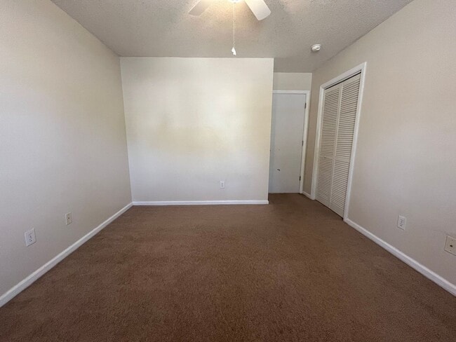 Building Photo - End Unit Townhouse, 3 Bed, 3 Bath