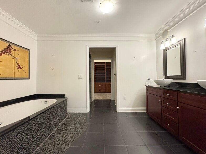 Building Photo - 2929 McGee Trfy