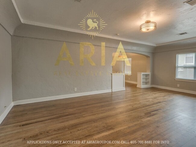 Building Photo - Updated & Adorable 2 Bed/1 Bath Space in t...