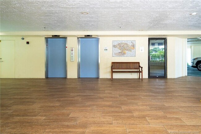 Building Photo - 221 NE Plantation Rd