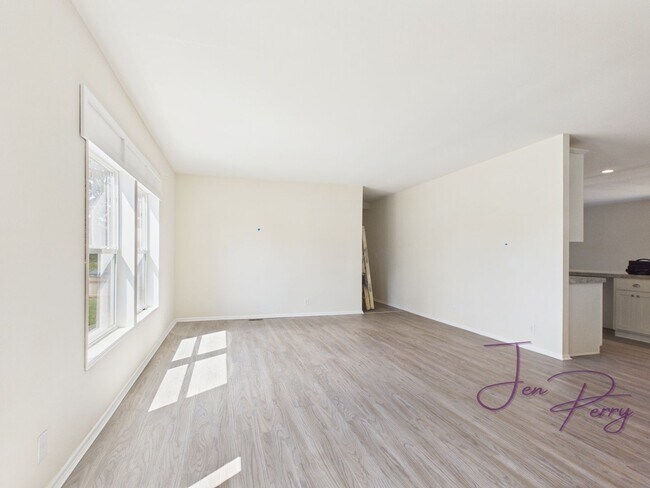 Building Photo - Large Spacious 5 Bedroom House with Fenced Yard