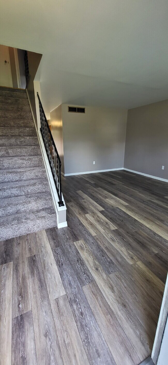 Building Photo - Two Bedroom Townhouse