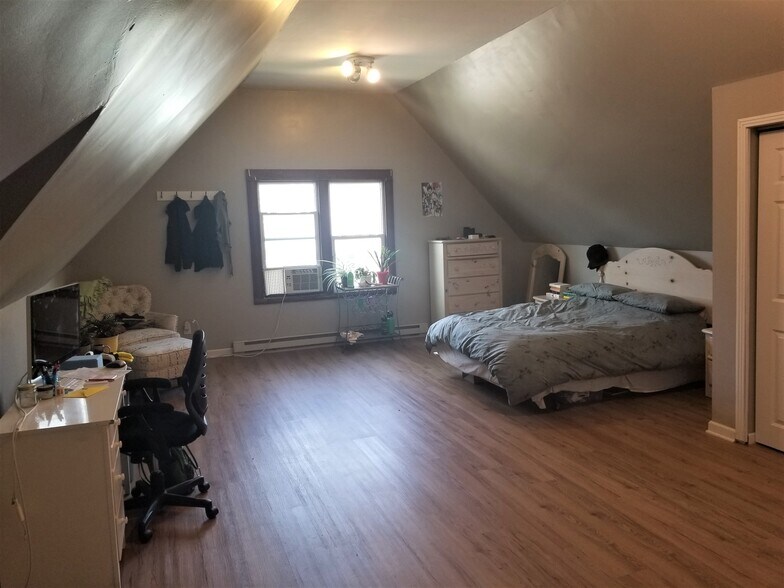 Loft bedroom 3 - 2711 E 22nd St