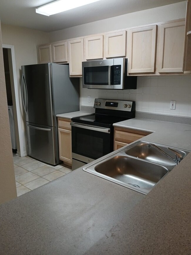 Building Photo - 2 bedroom  2 Bathroom in Orlando