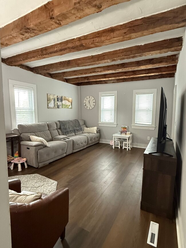 Building Photo - 72 Main St