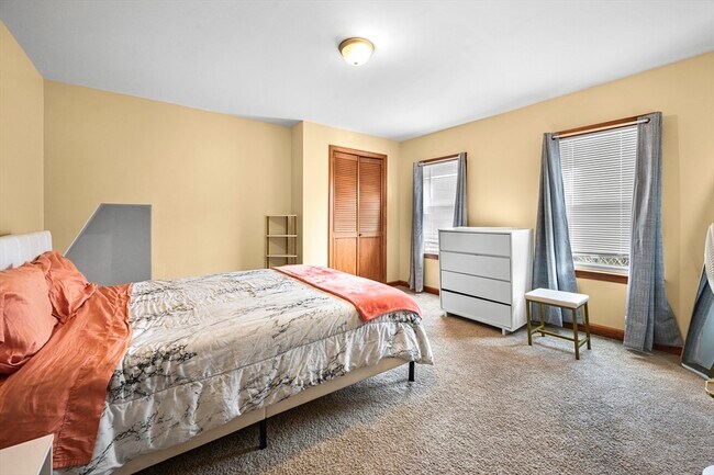 Building Photo - 50 Temple St