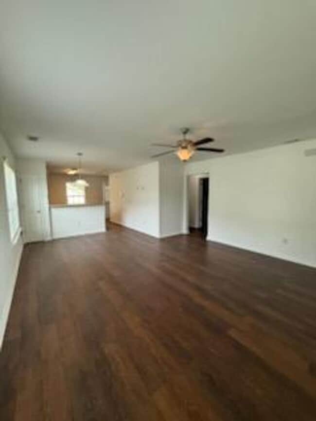 Building Photo - Convenient Southside Bungalo