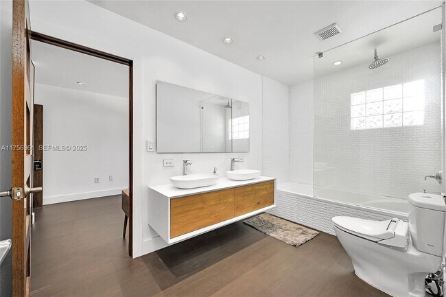 Building Photo - 2120 NE 204th St