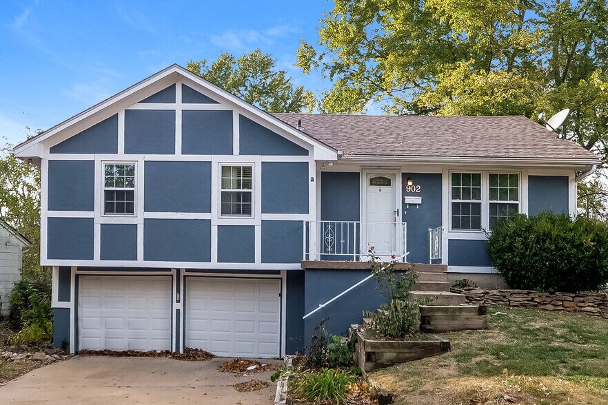 Primary Photo - 902 Ridge Dr