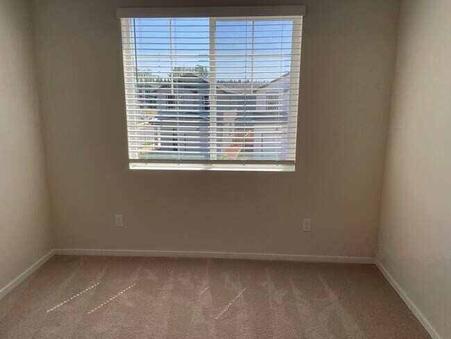 Building Photo - HALF OFF FIRST MONTHS RENT 3 Bed 2.5 Bath ...