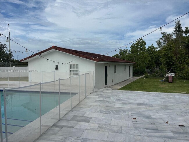 Building Photo - 465 NW 119th Ave