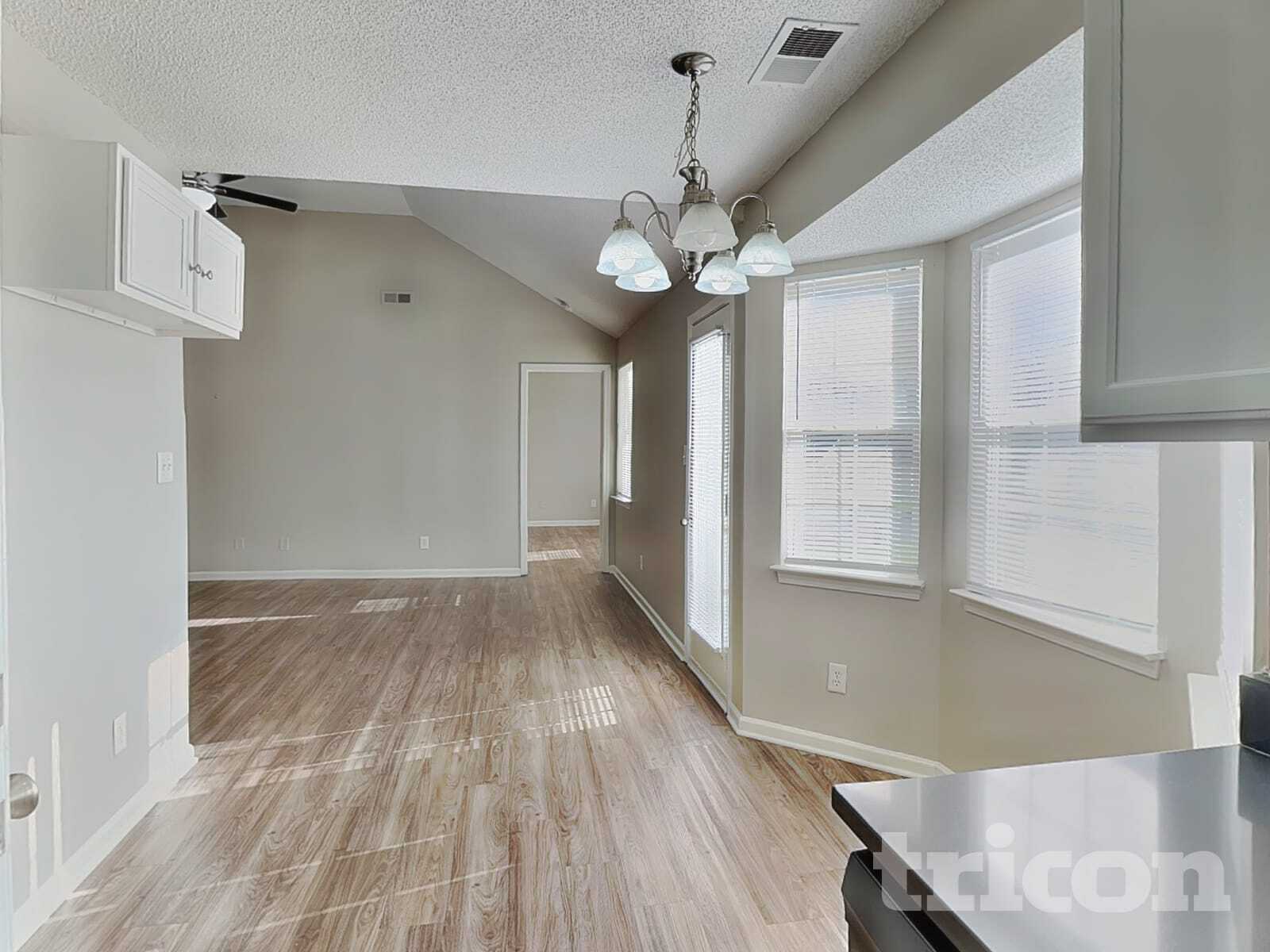 Building Photo - 2736 Daffodil Dr