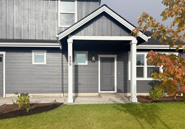 Building Photo - 333-337 SE Fir Villa Rd