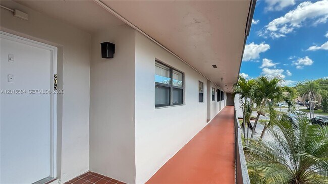 Building Photo - 8885 Fontainebleau Blvd