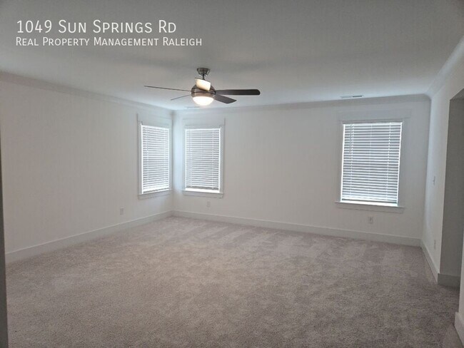 Building Photo - 1049 Sun Spgs Rd