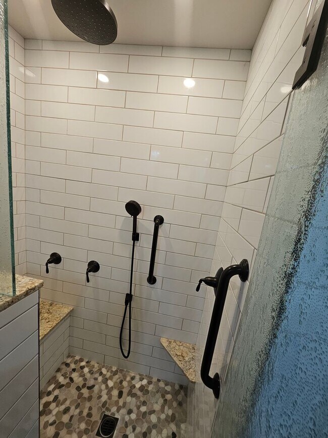 Building Photo - Stylish 2-Bed, 2-Bath Home with Generous Den in The Meadows