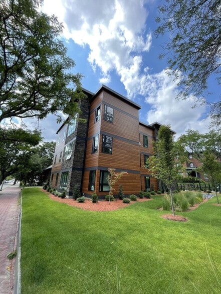 Building Photo - 130 Waterman St