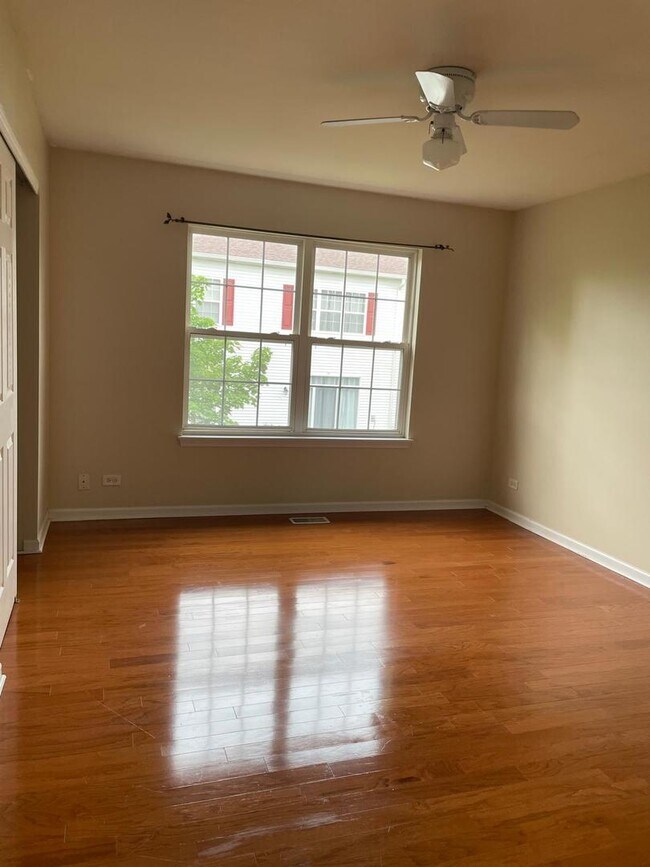 Building Photo - 927 Genesee Dr