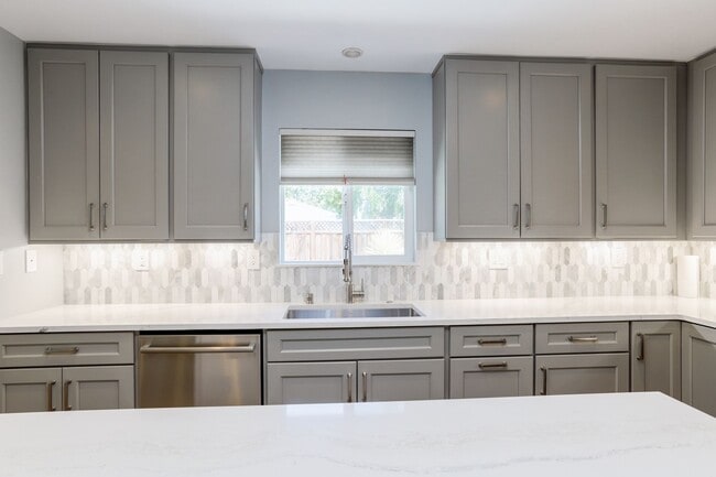 Building Photo - 4 Bed / 2 Bath Updated Redwood City Home w...