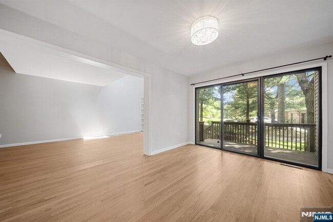 Building Photo - 12 Sandburg Ct