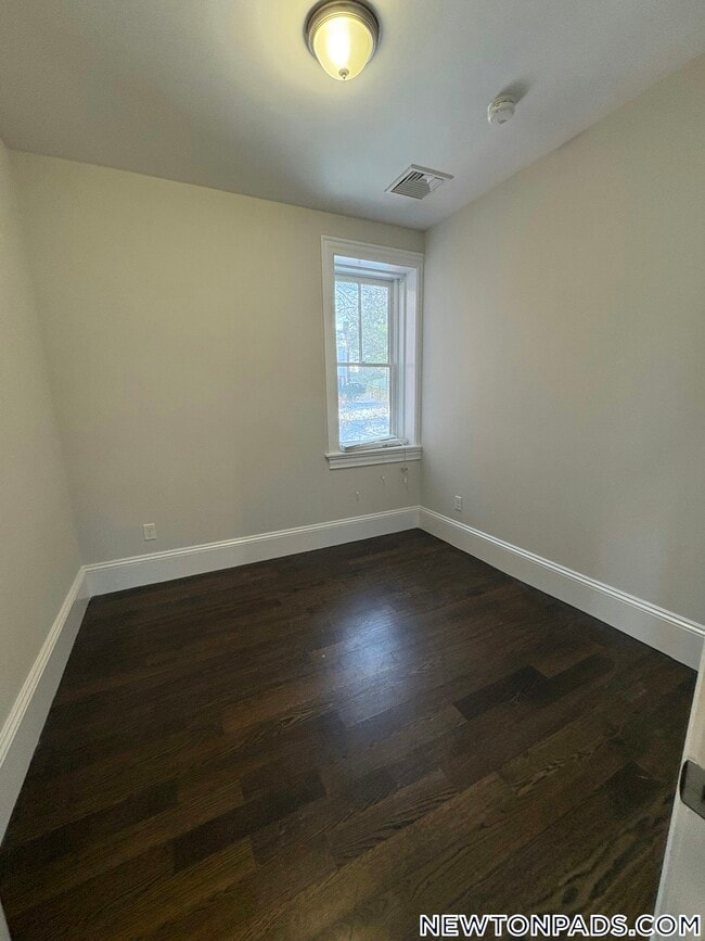 Building Photo - 2044 Beacon St