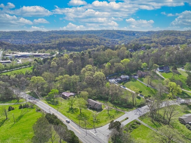 Building Photo - **FURNISHED ONE-SIDE-OF-A-DUPLEX HOME WITH BASEMENT STORAGE MINUTES FROM NASHVILLE WEST AND DOWNT...