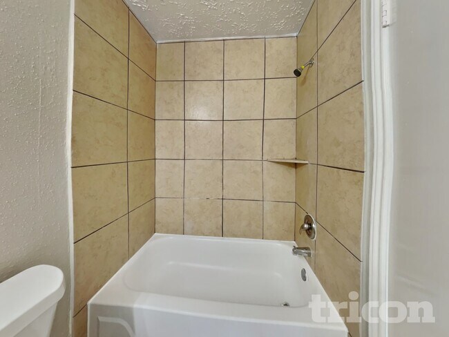 Building Photo - 2013 Greenwood Dr