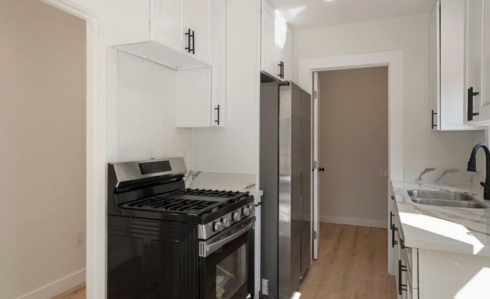 Building Photo - 5166 S Manhattan Pl