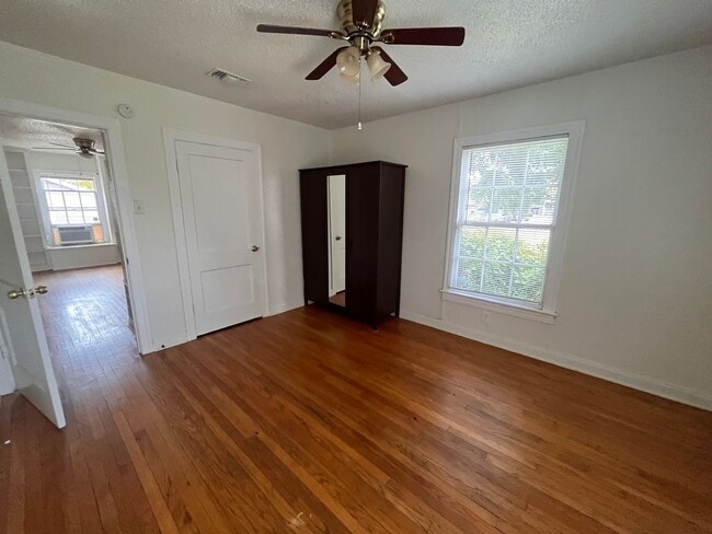 Building Photo - 3bed/1bath House - Two Blocks from Campus