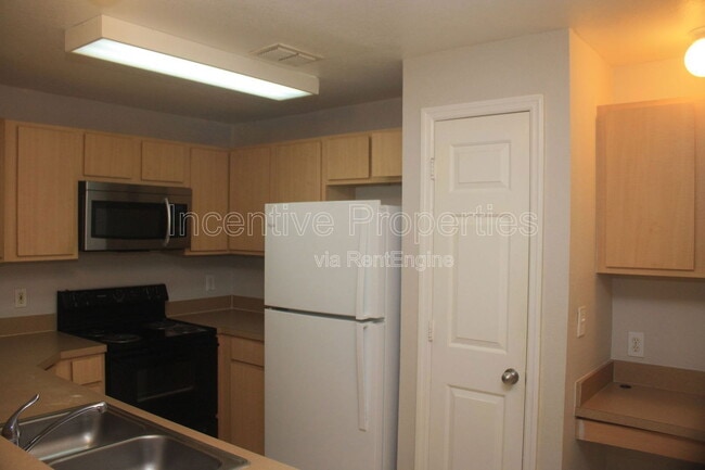 Building Photo - 1985 Erving Cir