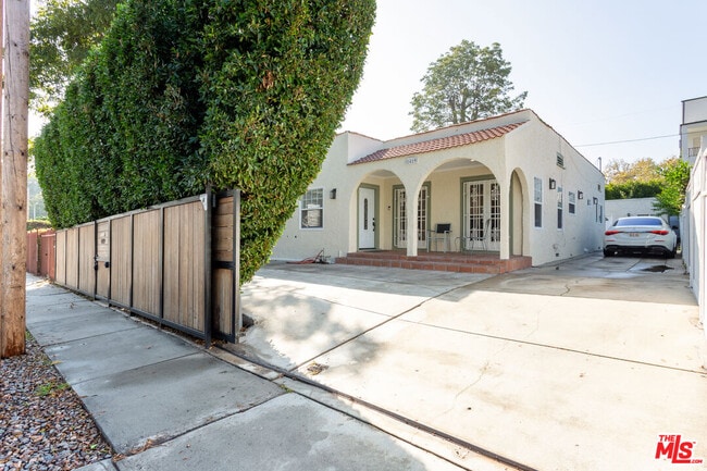 Building Photo - 1419 N Orange Dr